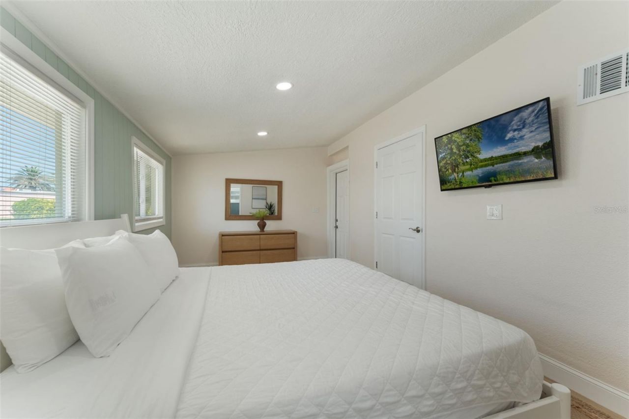 637 S Orlando Avenue, Cocoa Beach, FL 32931 Photo