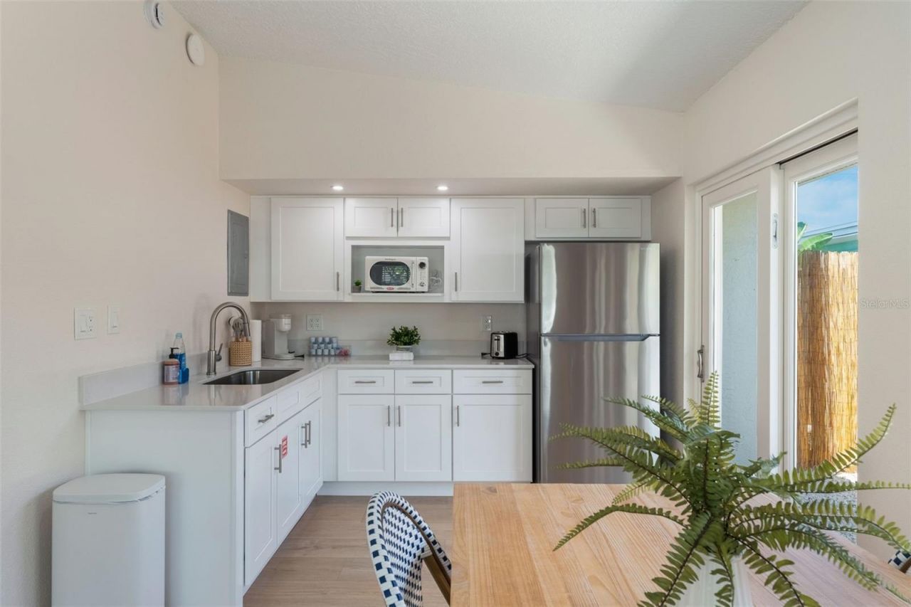 637 S Orlando Avenue, Cocoa Beach, FL 32931 Photo