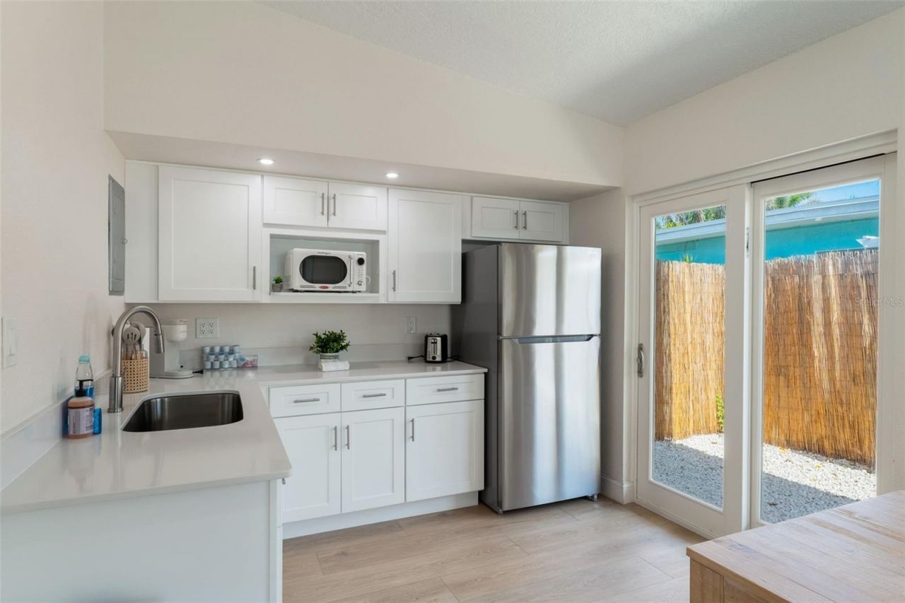 637 S Orlando Avenue, Cocoa Beach, FL 32931 Photo