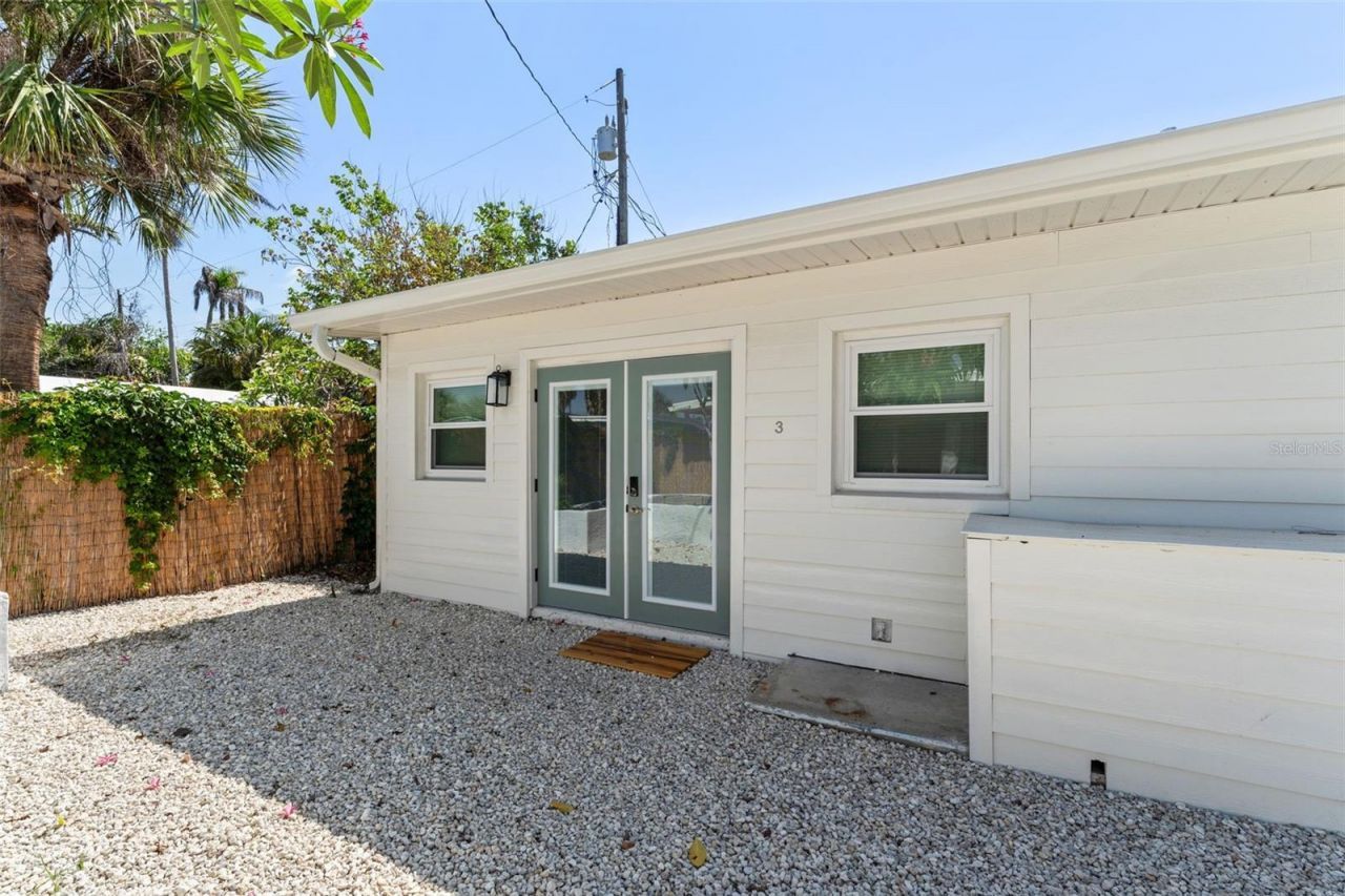 637 S Orlando Avenue, Cocoa Beach, FL 32931 Photo