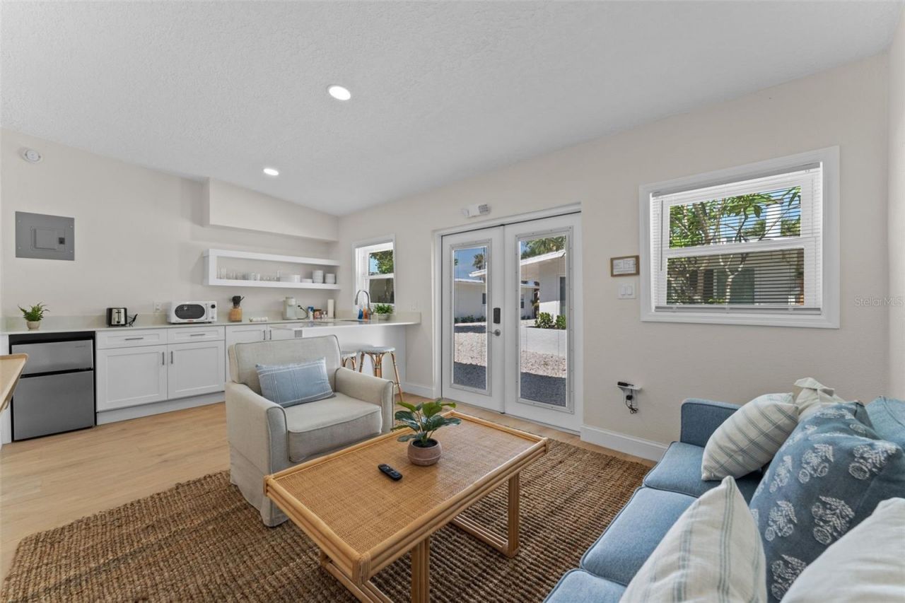 637 S Orlando Avenue, Cocoa Beach, FL 32931 Photo