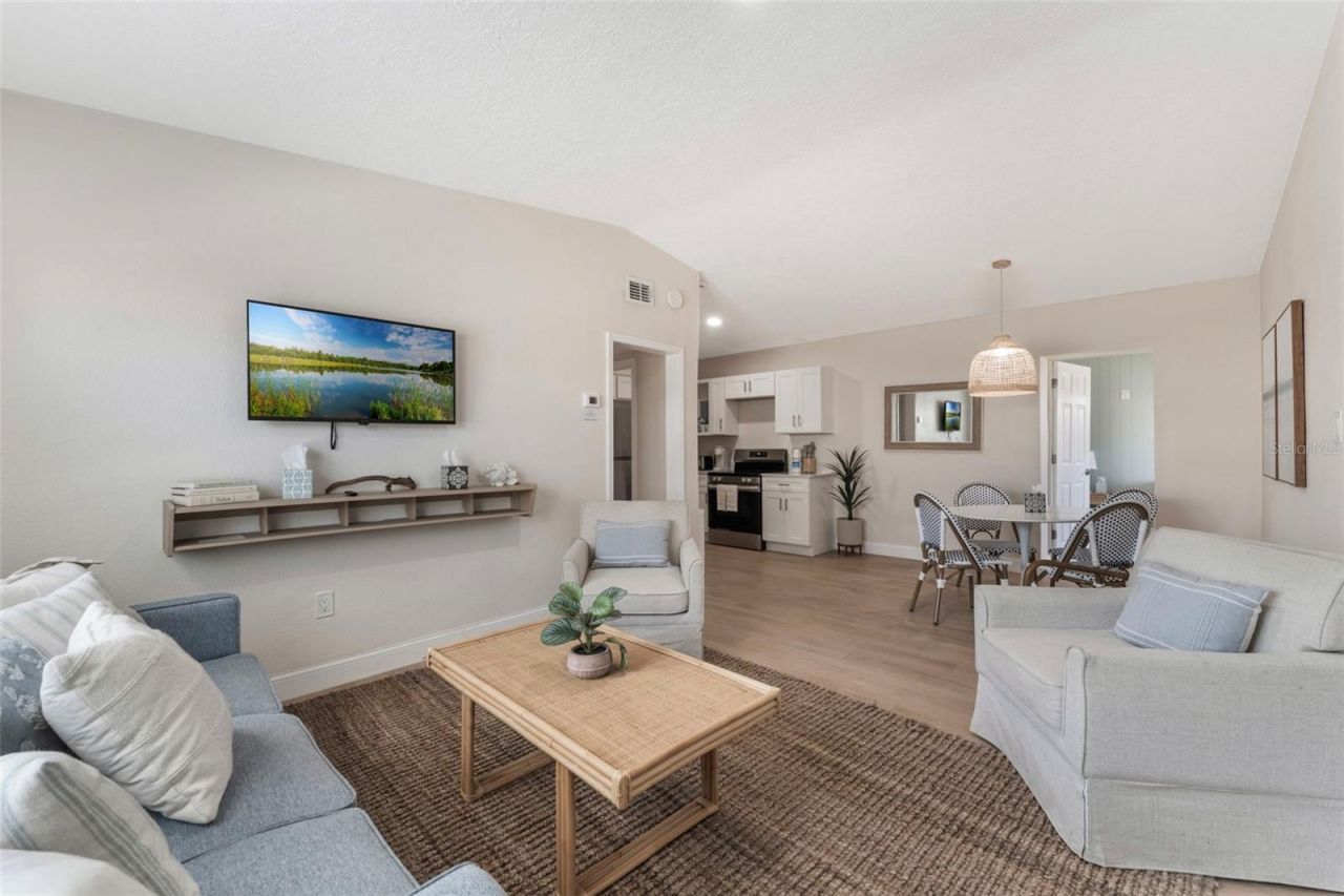 637 S Orlando Avenue, Cocoa Beach, FL 32931 Photo