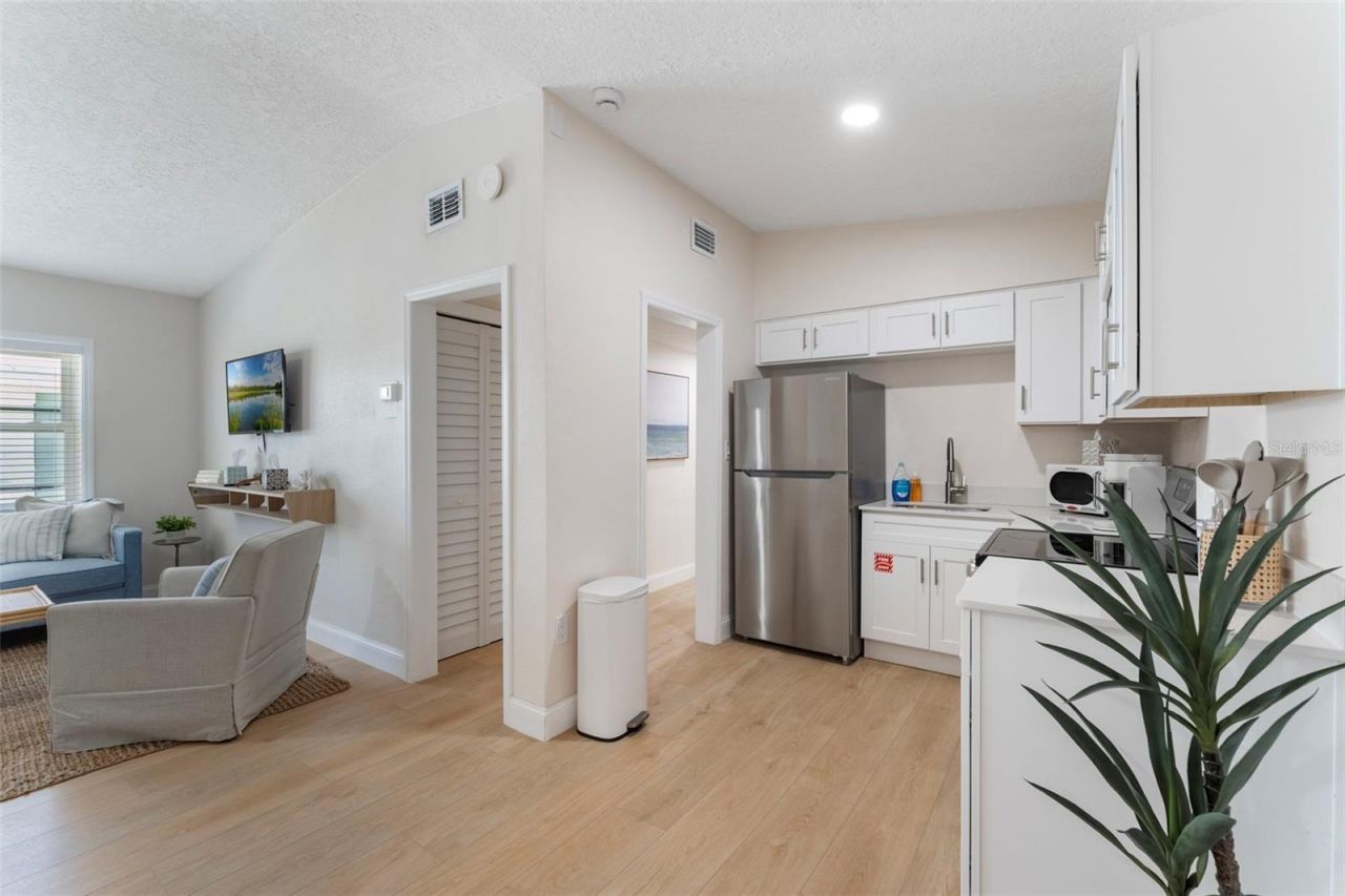 637 S Orlando Avenue, Cocoa Beach, FL 32931 Photo