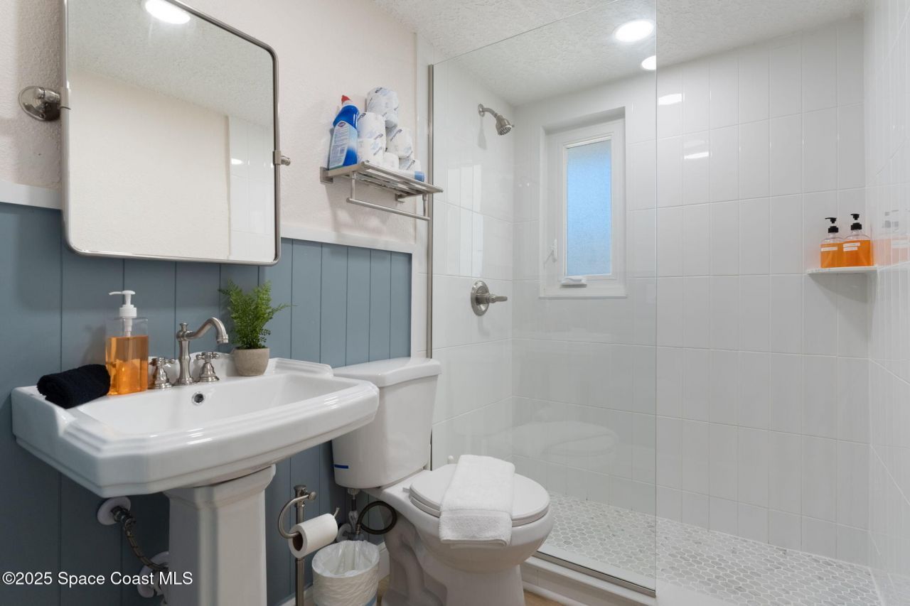 637 S Orlando Avenue, Cocoa Beach, FL 32931 Photo