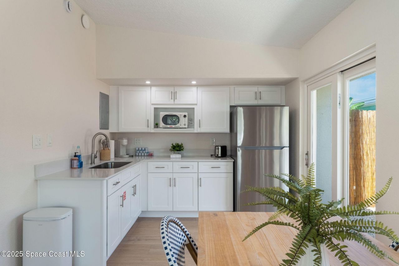 637 S Orlando Avenue, Cocoa Beach, FL 32931 Photo