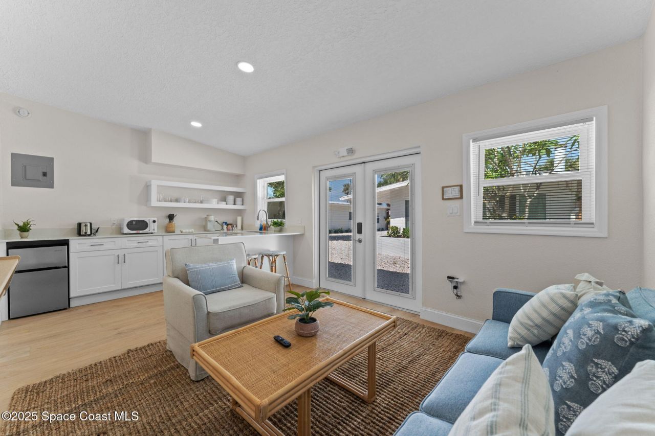 637 S Orlando Avenue, Cocoa Beach, FL 32931 Photo