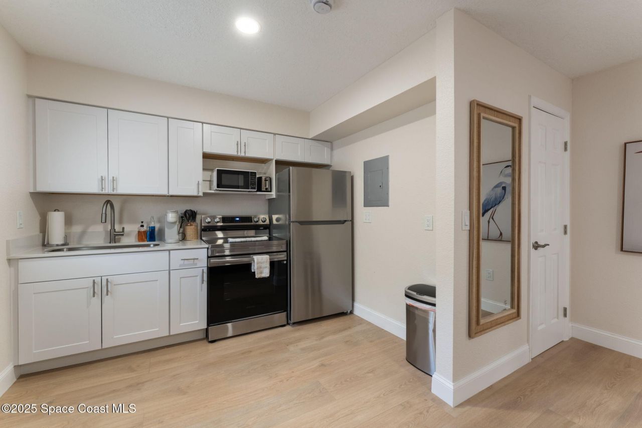 637 S Orlando Avenue, Cocoa Beach, FL 32931 Photo