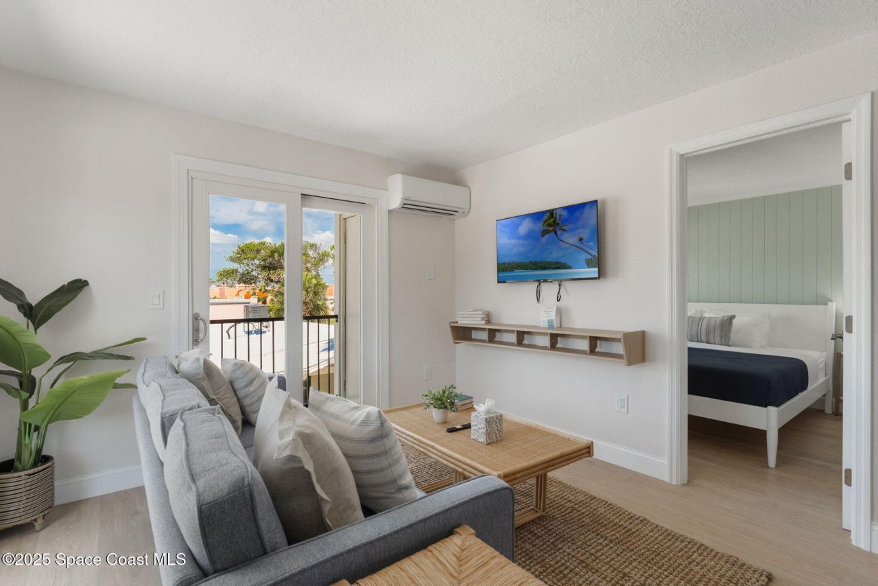 637 S Orlando Avenue, Cocoa Beach, FL 32931 Photo