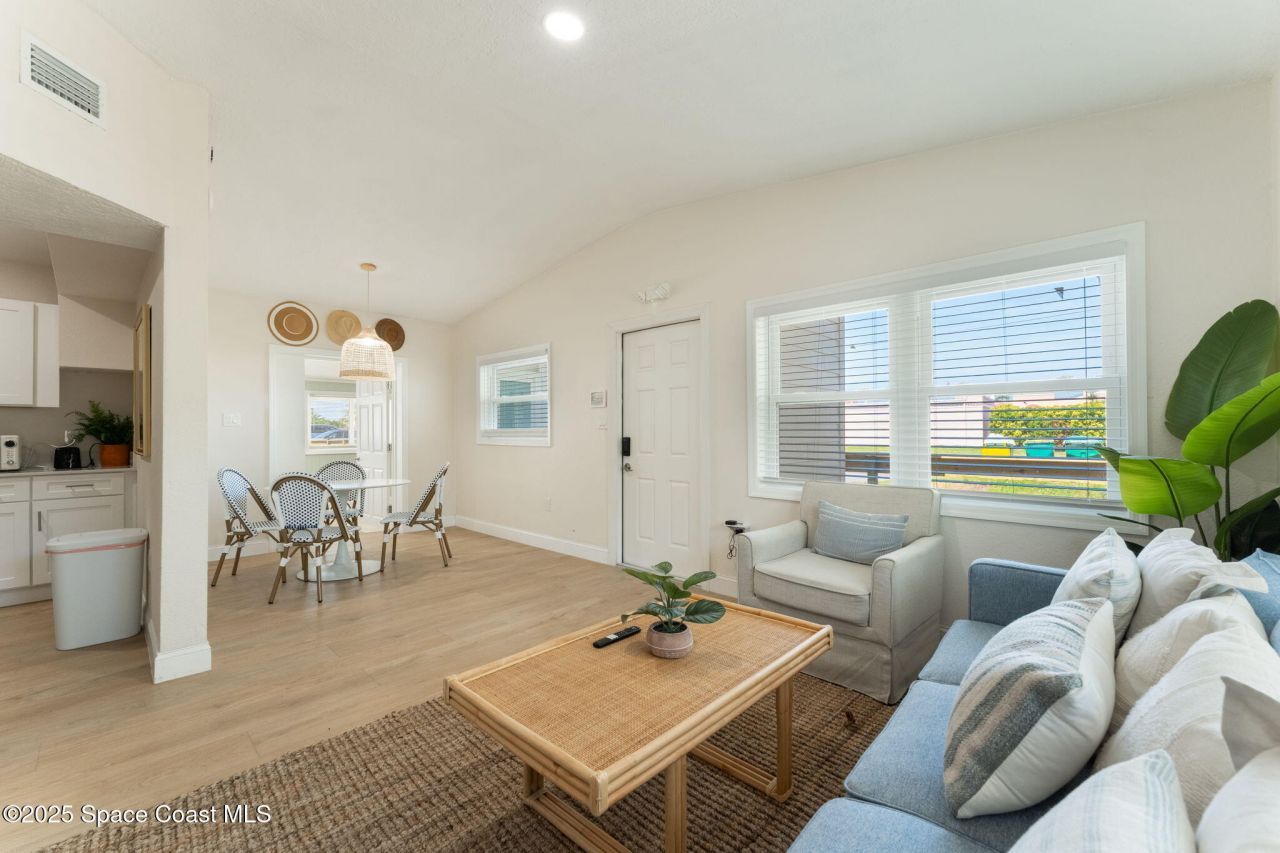 637 S Orlando Avenue, Cocoa Beach, FL 32931 Photo