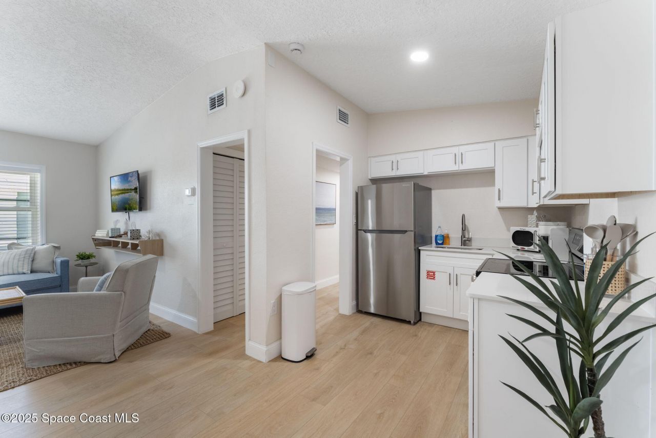 637 S Orlando Avenue, Cocoa Beach, FL 32931 Photo