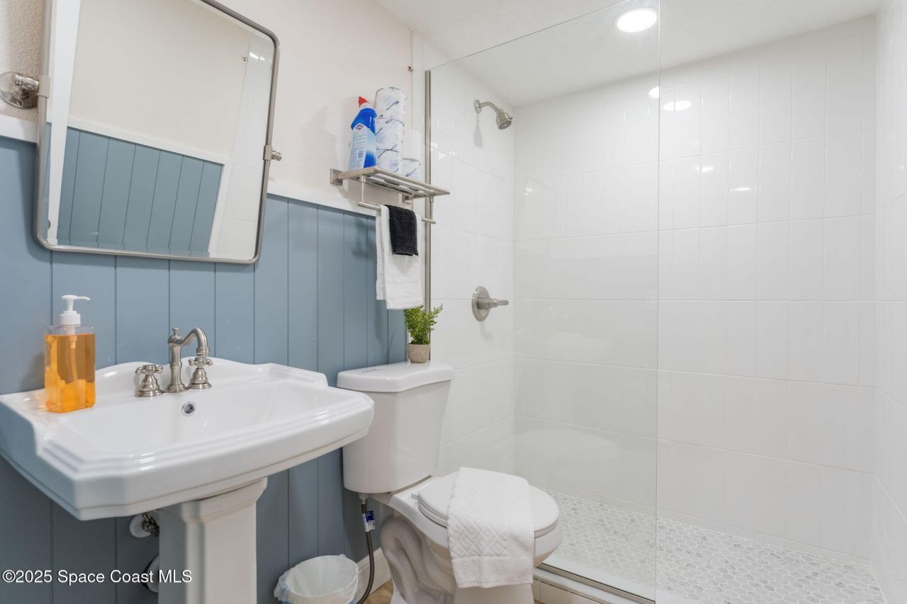 637 S Orlando Avenue, Cocoa Beach, FL 32931 Photo