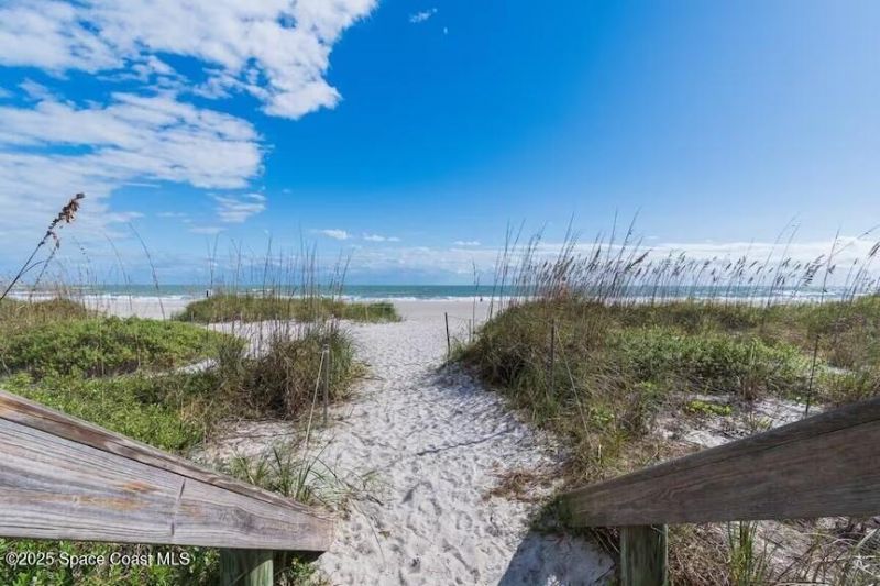 637 S Orlando Avenue, Cocoa Beach, FL 32931 Photo