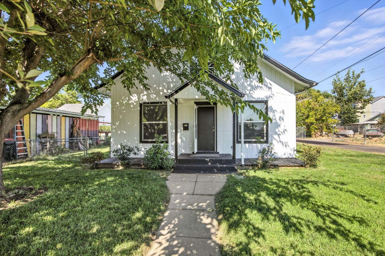 144 N 5th Street, Central Point, OR 97502 Main Photo