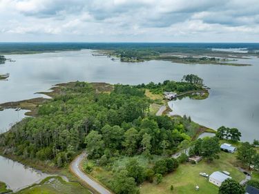 9323 Rowes Point Road, Hayes, VA 23072