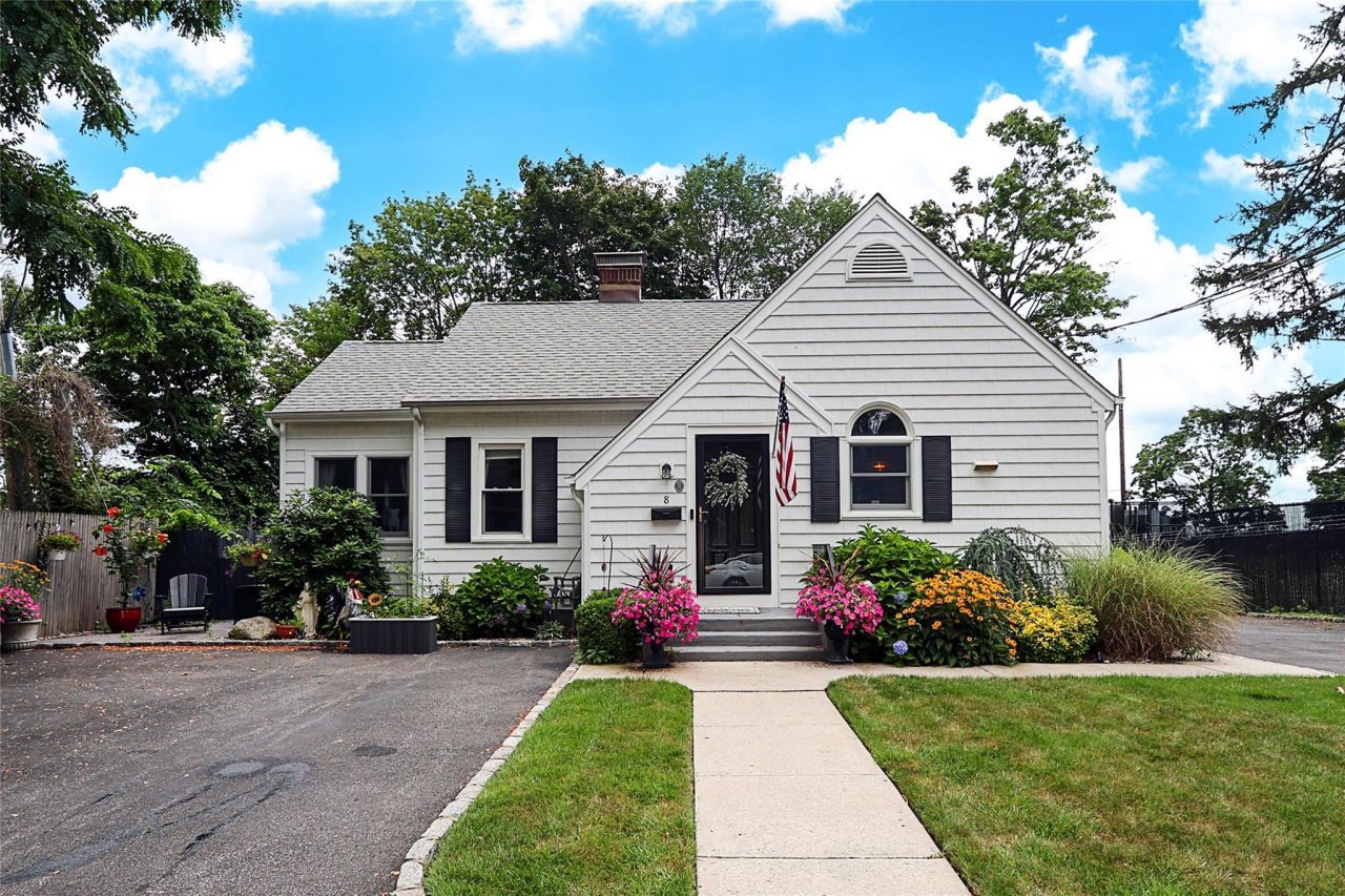 8 Dumond Place, Glen Head, NY 11545 Main Photo