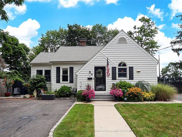 8 Dumond Place, Glen Head, NY 11545