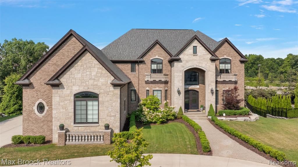 3888 Thatcher Drive, Rochester Hills, MI 48309 Main Photo