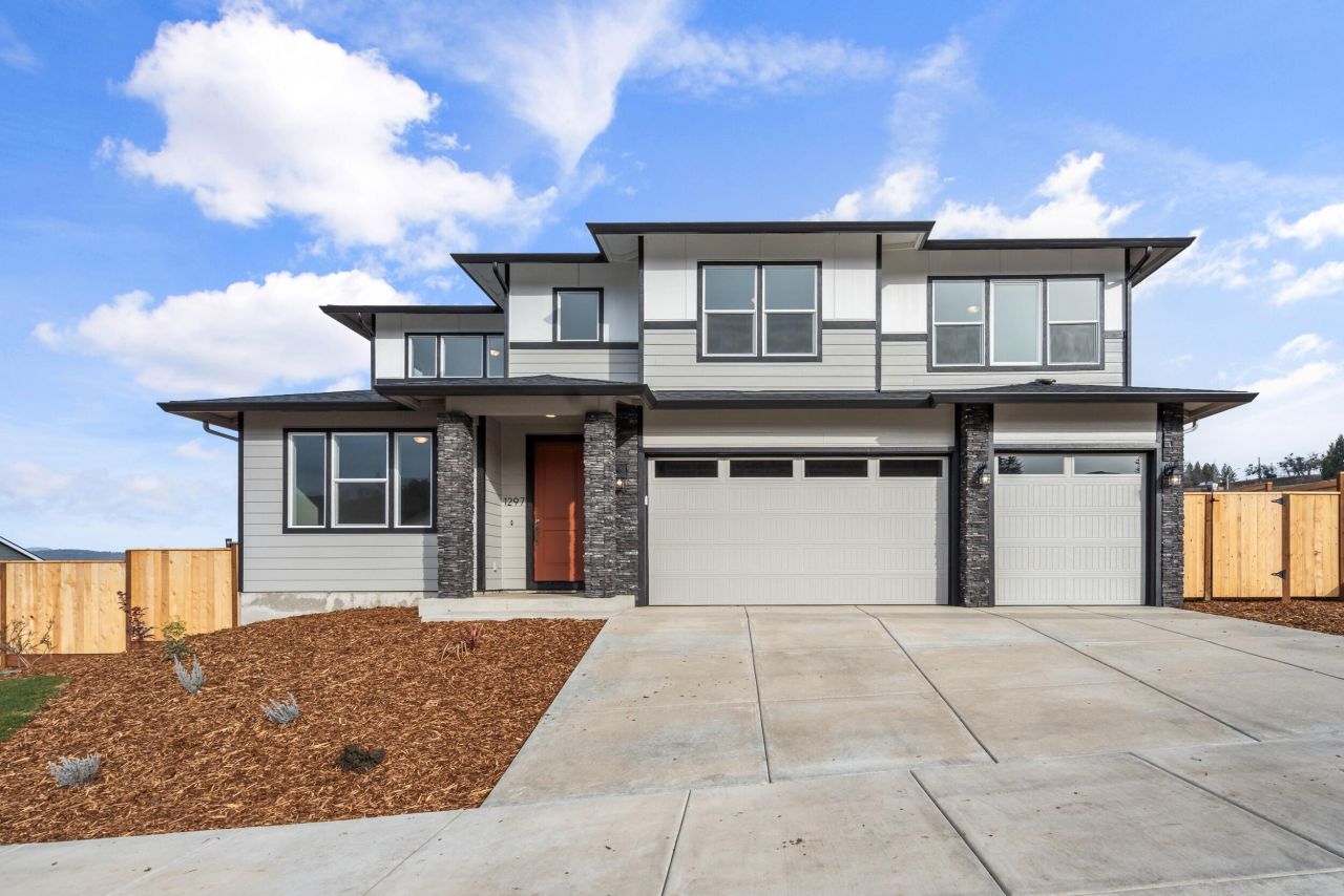 1297 Stonegate Drive, Unit 473, Eagle Point, OR 97524 Main Photo