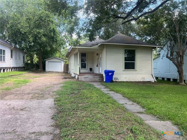 408 Hubbard Street, Yoakum, TX 77995