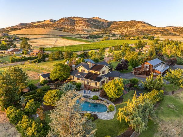 4050 Royal Crest Road, Medford, OR 97504