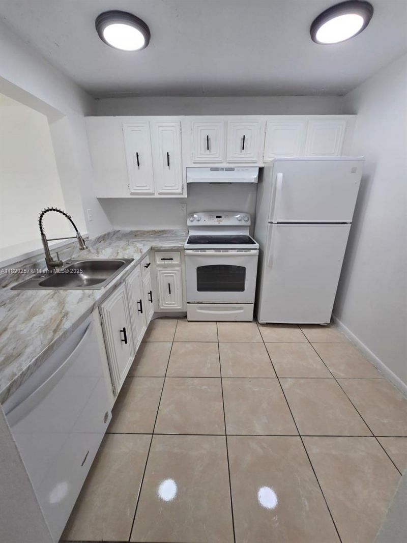 486 NW 165th St Rd, Unit B-306, Miami, FL 33169 Photo