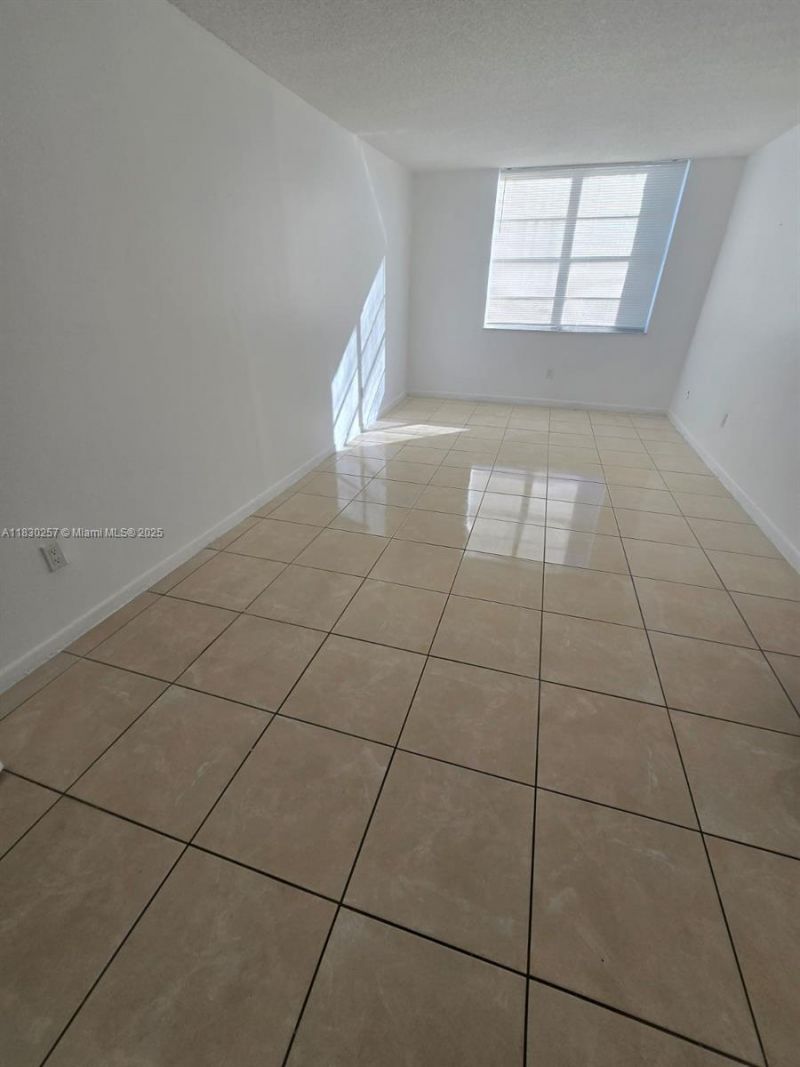 486 NW 165th St Rd, Unit B-306, Miami, FL 33169 Photo