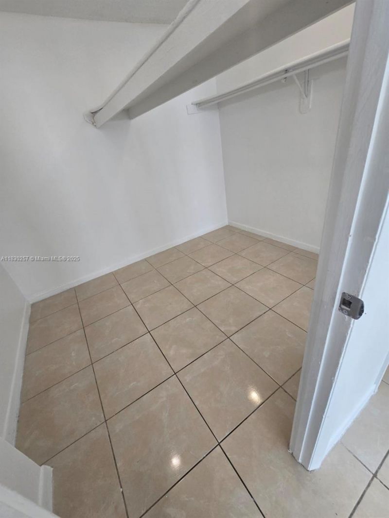 486 NW 165th St Rd, Unit B-306, Miami, FL 33169 Photo