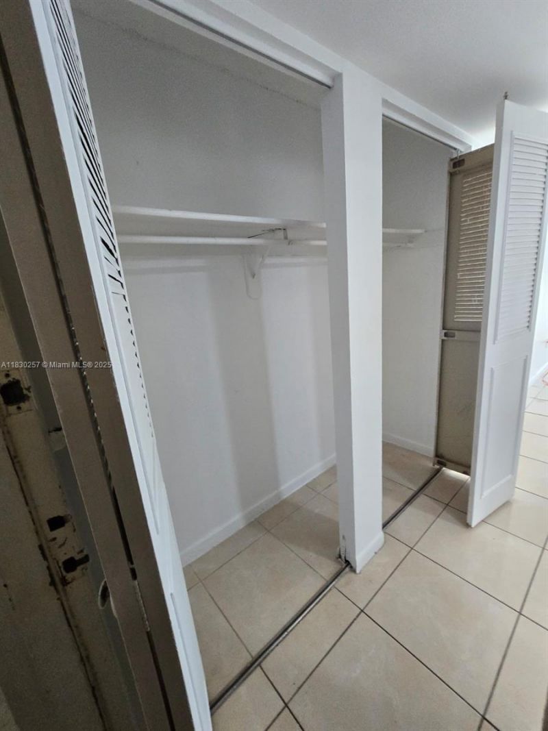 486 NW 165th St Rd, Unit B-306, Miami, FL 33169 Photo