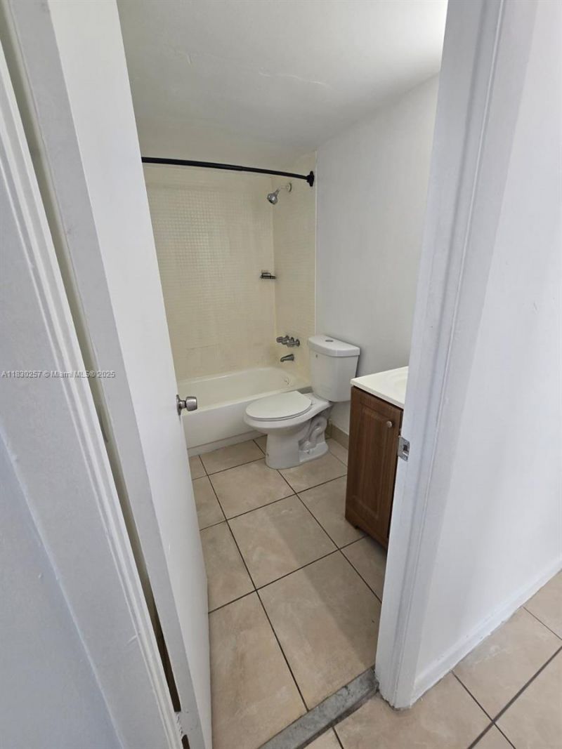 486 NW 165th St Rd, Unit B-306, Miami, FL 33169 Photo