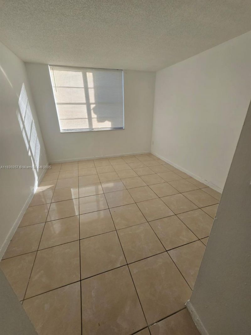 486 NW 165th St Rd, Unit B-306, Miami, FL 33169 Photo
