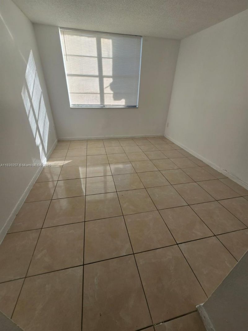 486 NW 165th St Rd, Unit B-306, Miami, FL 33169 Photo