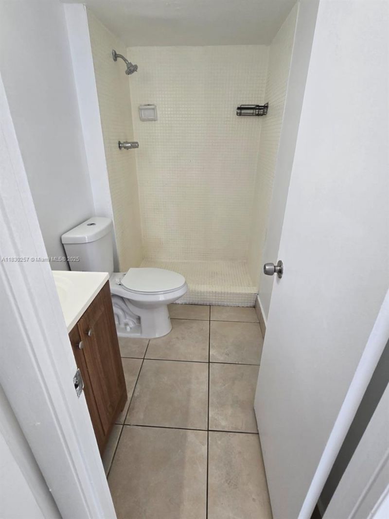 486 NW 165th St Rd, Unit B-306, Miami, FL 33169 Photo
