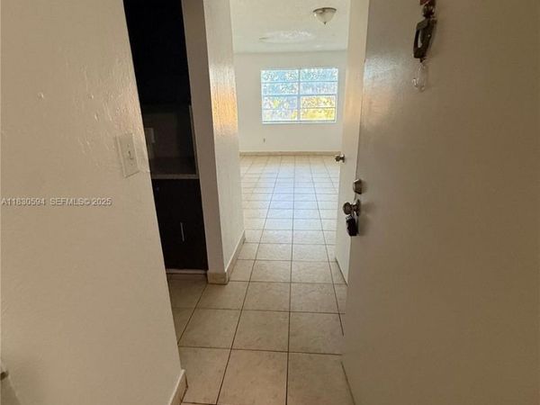 1305 W 53rd St, Unit 406, Hialeah, FL 33012