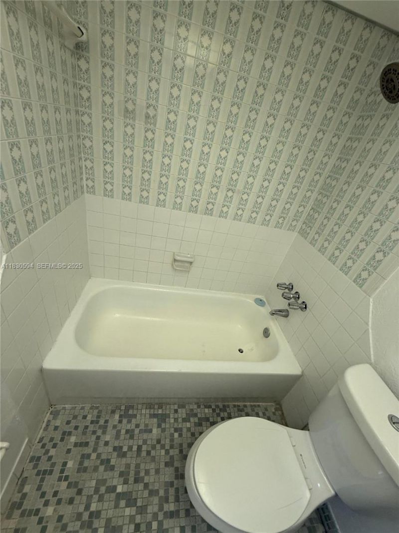 1305 W 53rd St, Unit 406, Hialeah, FL 33012 Photo