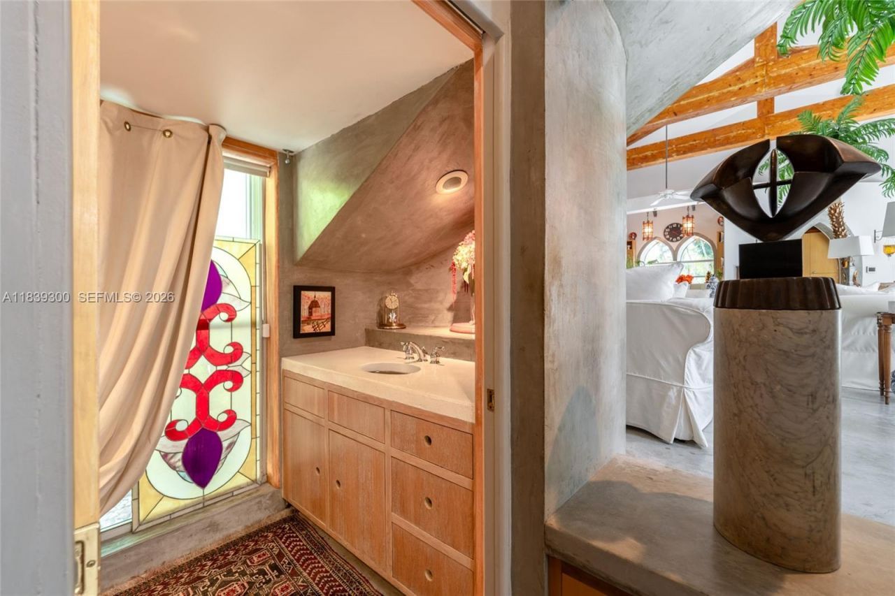 6867 SW 62nd Ter, South Miami, FL 33143 Photo