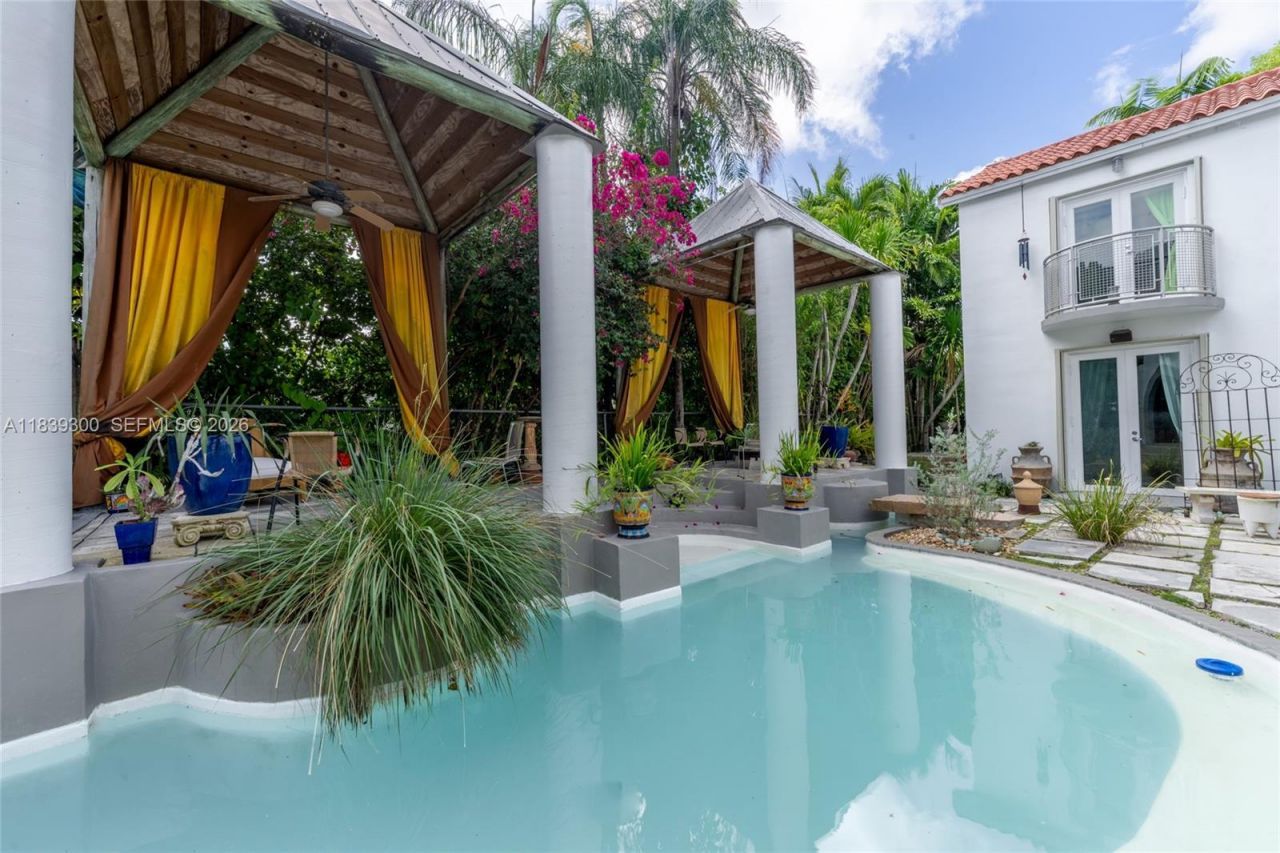 6867 SW 62nd Ter, South Miami, FL 33143 Photo