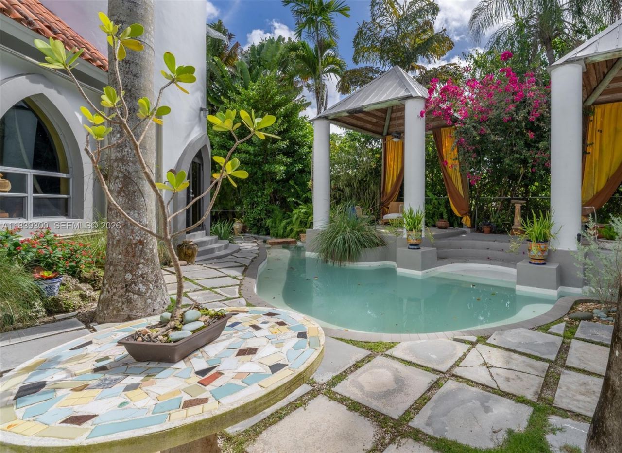 6867 SW 62nd Ter, South Miami, FL 33143 Photo