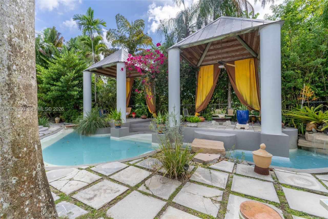 6867 SW 62nd Ter, South Miami, FL 33143 Photo