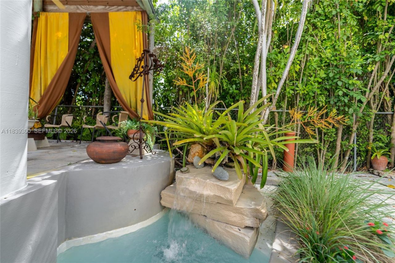 6867 SW 62nd Ter, South Miami, FL 33143 Photo