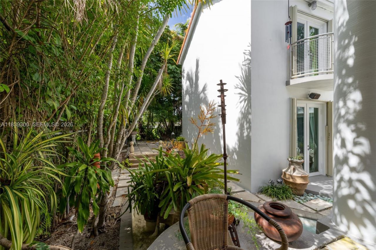 6867 SW 62nd Ter, South Miami, FL 33143 Photo