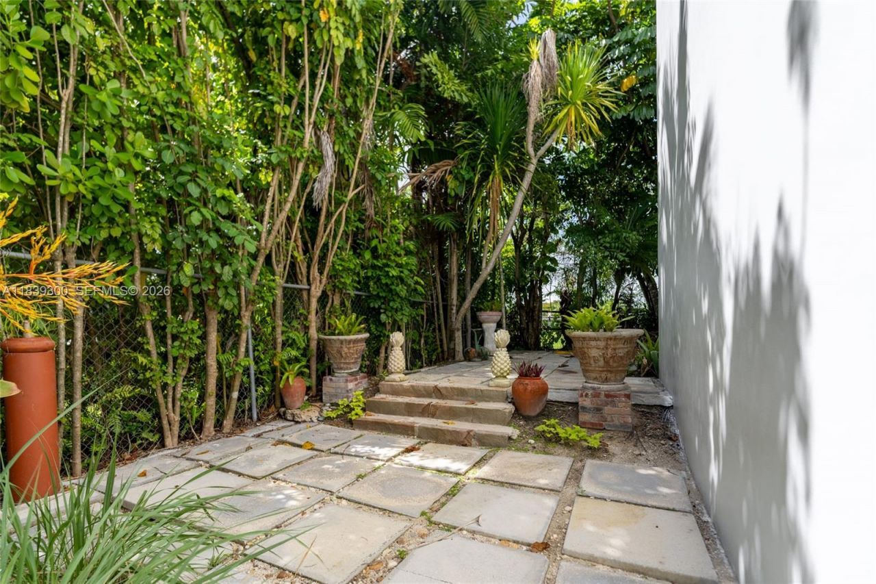 6867 SW 62nd Ter, South Miami, FL 33143 Photo