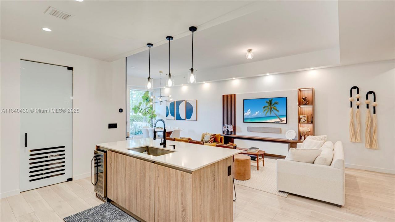 545 SW 11th St, Unit 105, Miami, FL 33129 Photo