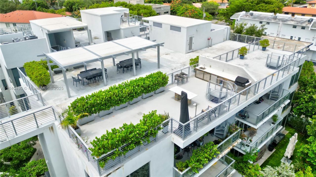 545 SW 11th St, Unit 105, Miami, FL 33129 Photo