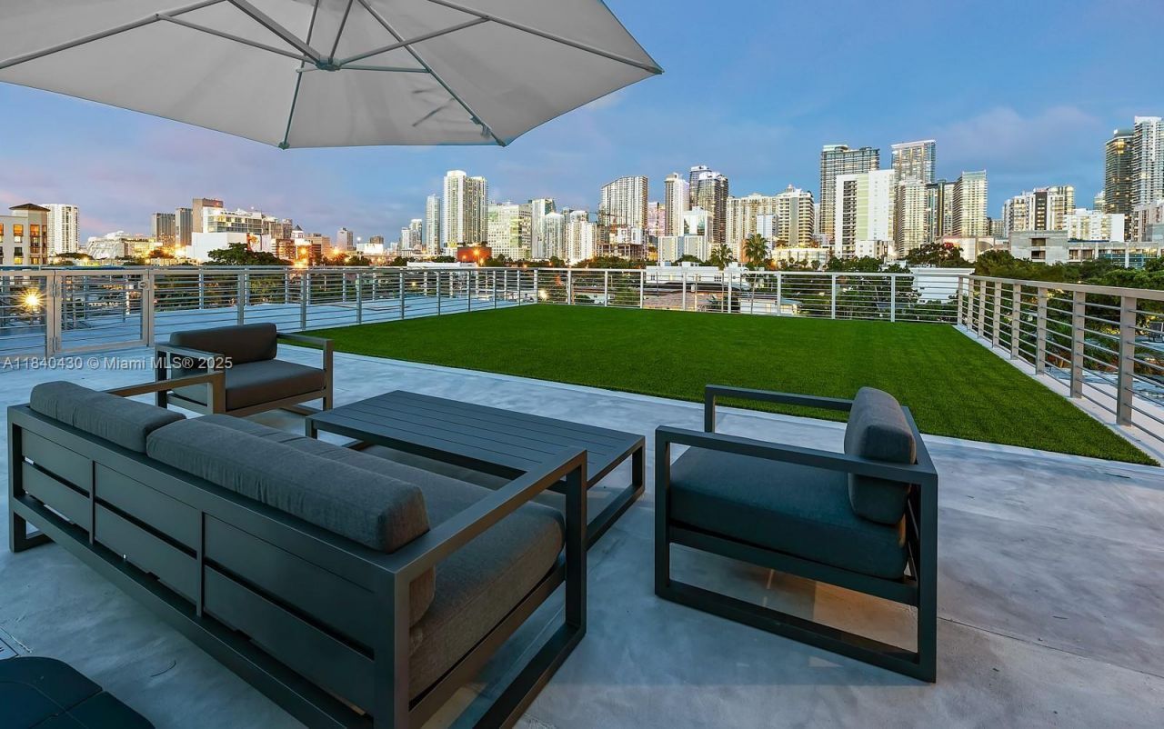 545 SW 11th St, Unit 105, Miami, FL 33129 Photo