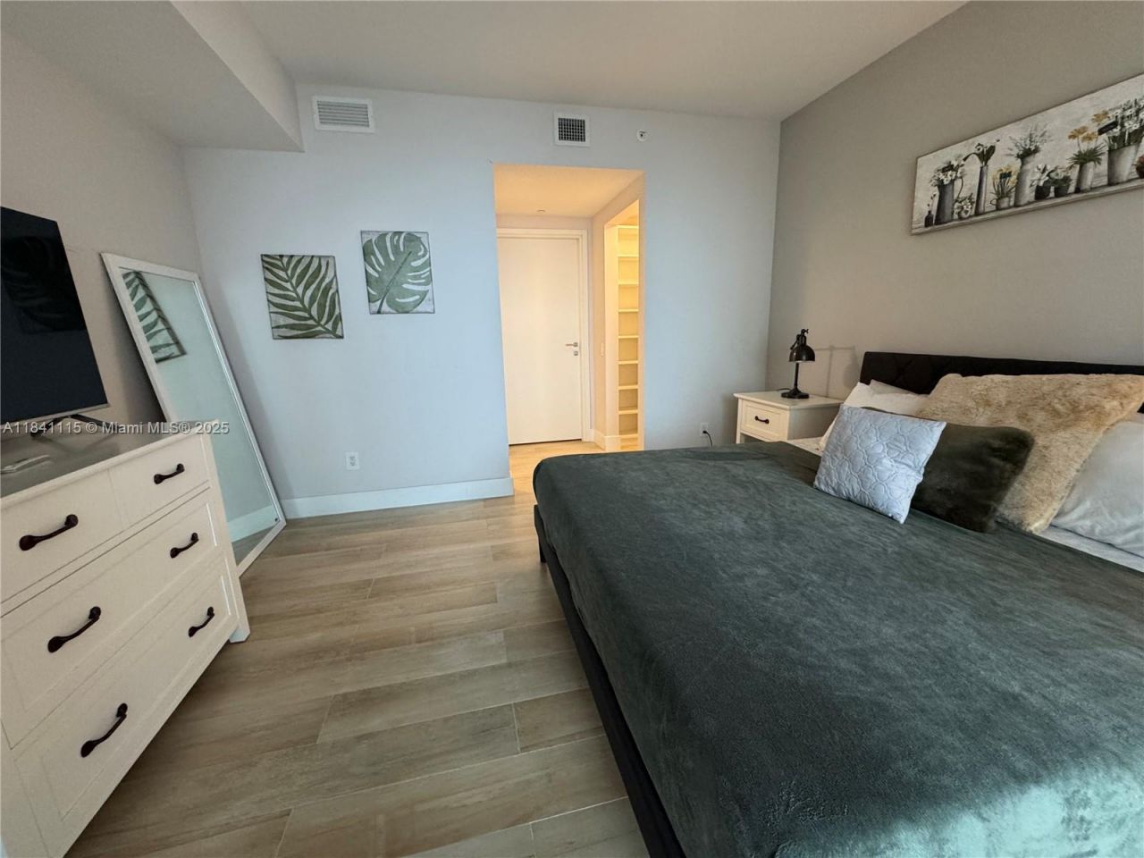 1300 Brickell Bay Dr, Unit 1808, Miami, FL 33131 Photo