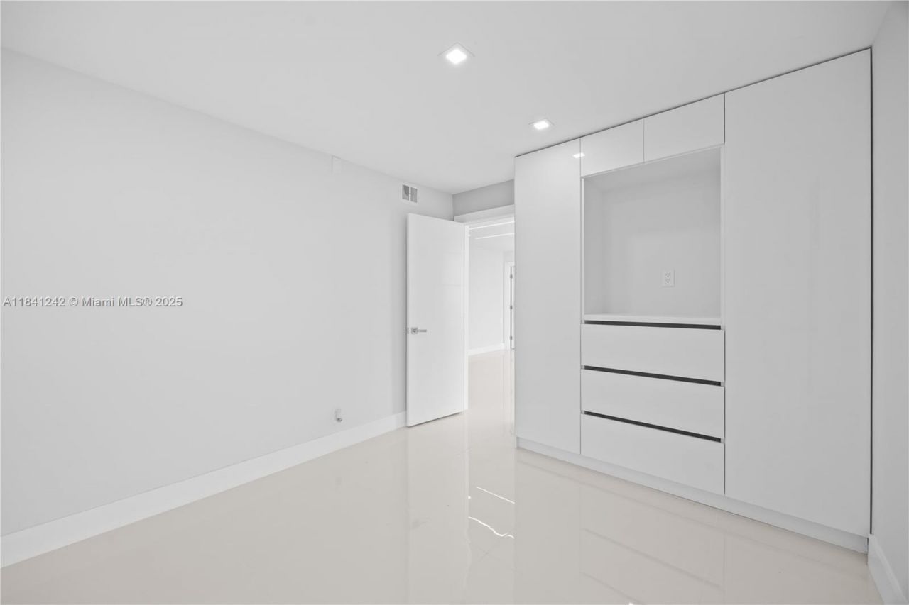 20379 W Country Club Drive, Unit 1631, Aventura, FL 33180 Photo