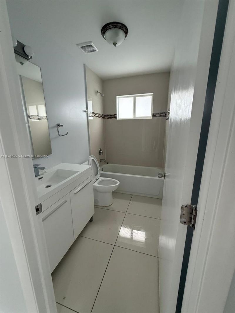 2121-2125 NW 72nd St, Miami, FL 33147 Photo