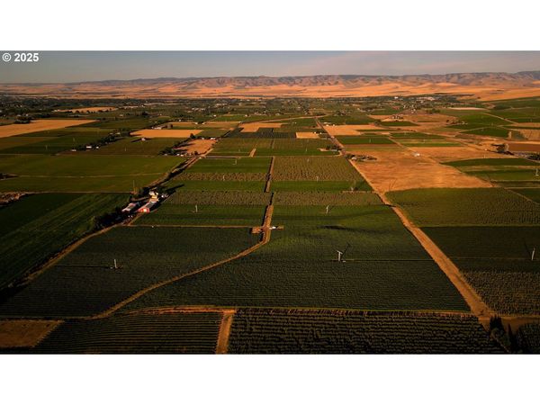 83996 EDWARDS RD, Milton-Freewater, OR 97862