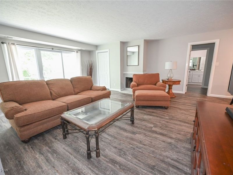 17672 Eastbrook Trail, Chagrin Falls, OH 44023 Photo 4