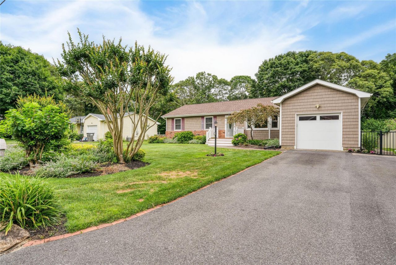 7 Russell Road, Hampton Bays, NY 11946 Main Photo